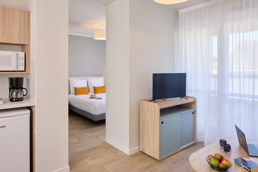 Quality Suites Saumur One's room Apartment