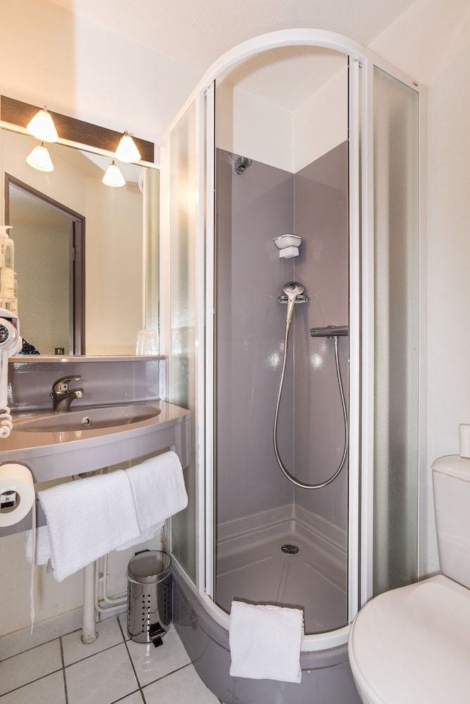 Brit Hotel Chambery Family Room 3