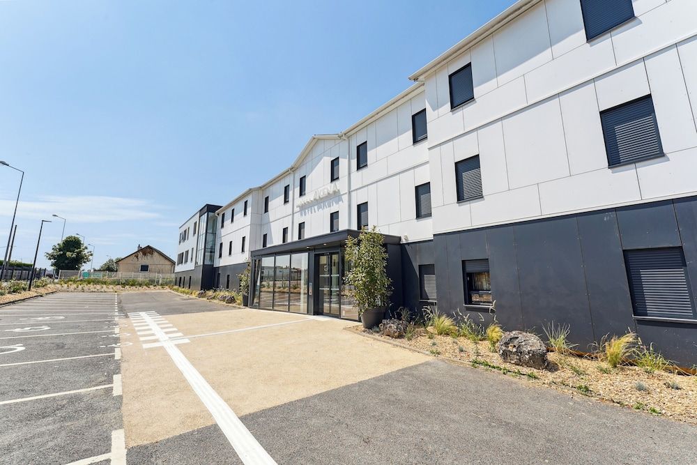 Wheelchair-accessible van parking