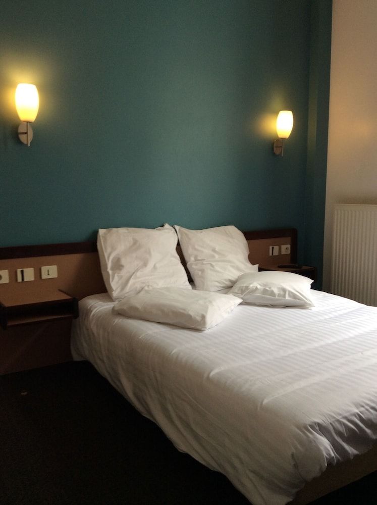 Hotel De La Place Double Room 2