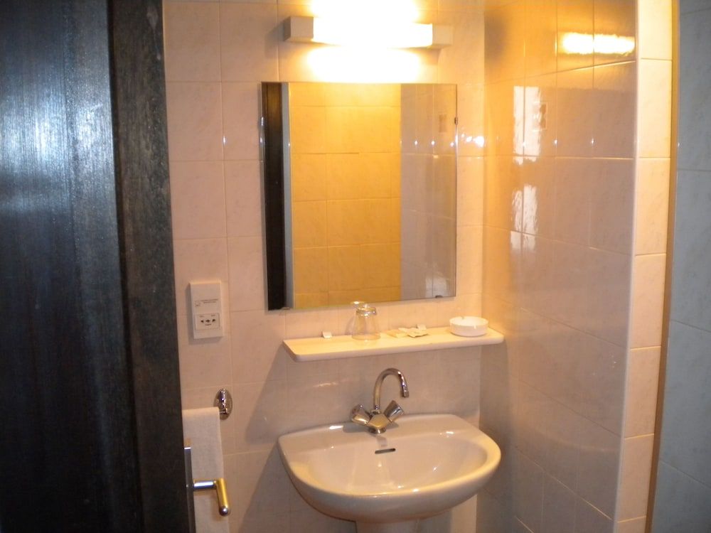 Hotel De La Place Double Room 5