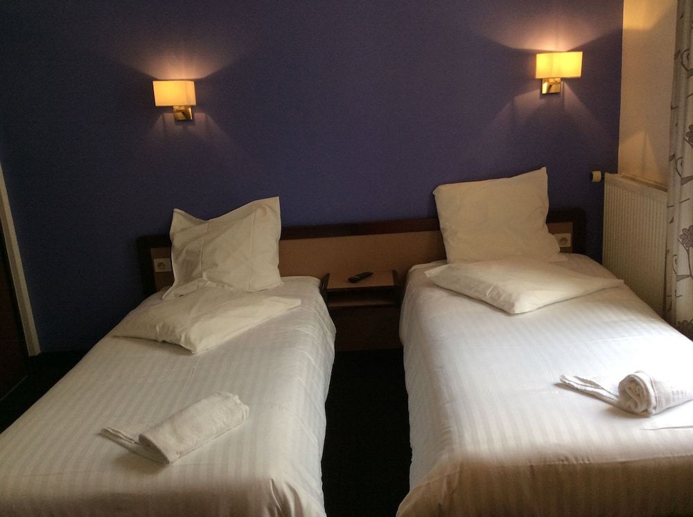 Hotel De La Place Twin Room 2