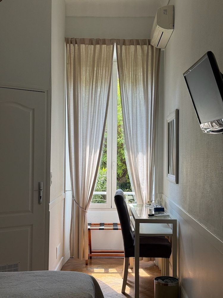 Nice Garden Hôtel Comfort Double Room, Garden View 9