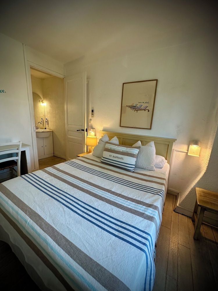 Superior Room, 1 Queen Bed with Sofa bed (with Air Conditioning)