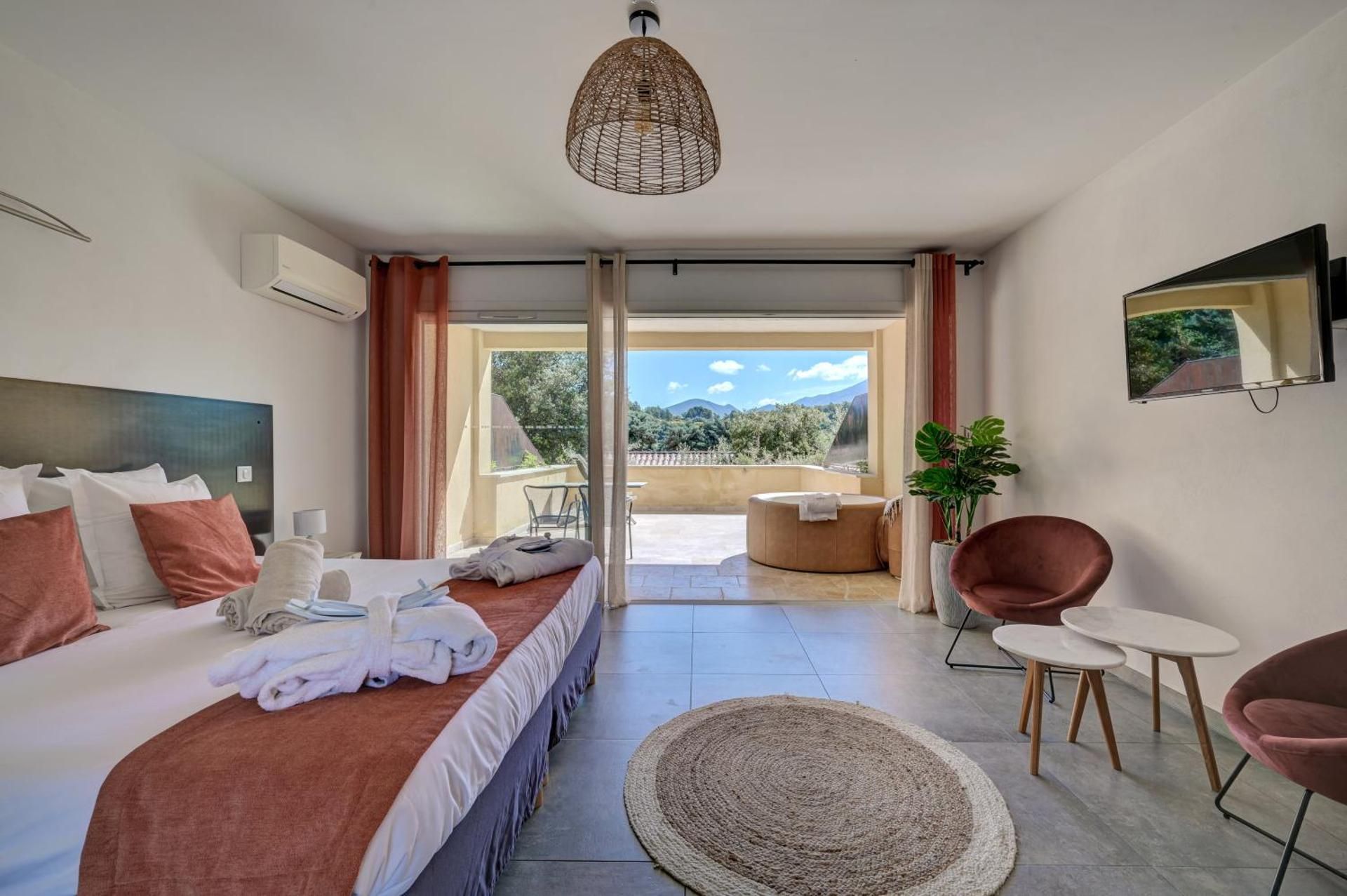 Deluxe Suite with Hot Tub