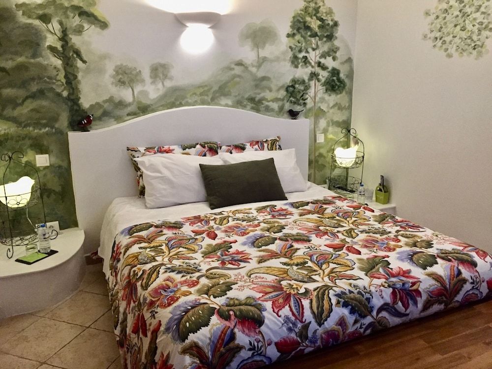Room, Garden View