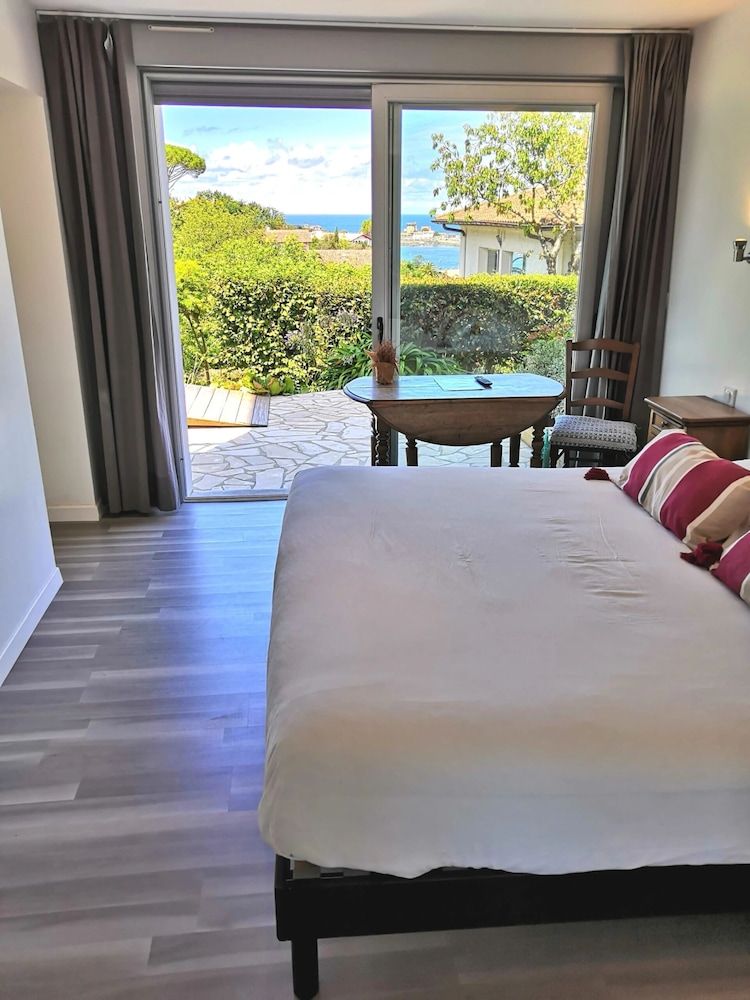 Les Digues Vauban Basic Room, Patio, Sea View 2