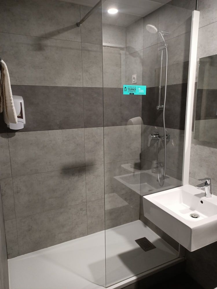 Logis Hôtel Acotel Quadruple Room 6