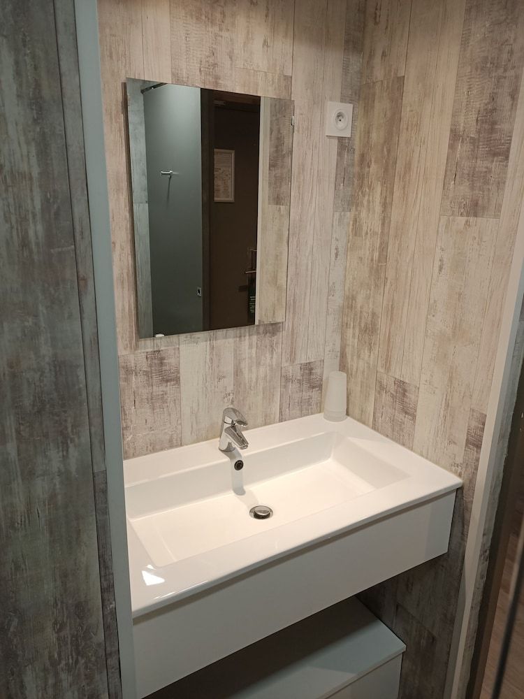 Logis Hôtel Acotel Quadruple Room 7