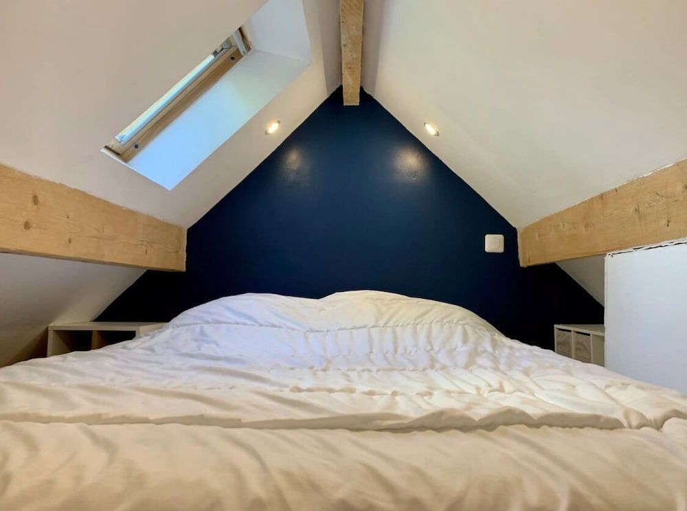 Room, Garden View
