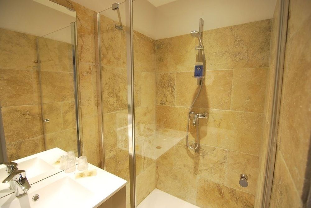 Appartements Pied à Terre, haut standing avec cuisine équipée et terrasse / Groupe HRM Comfort Apartment, Multiple Beds, Kitchenette, Garden View 9