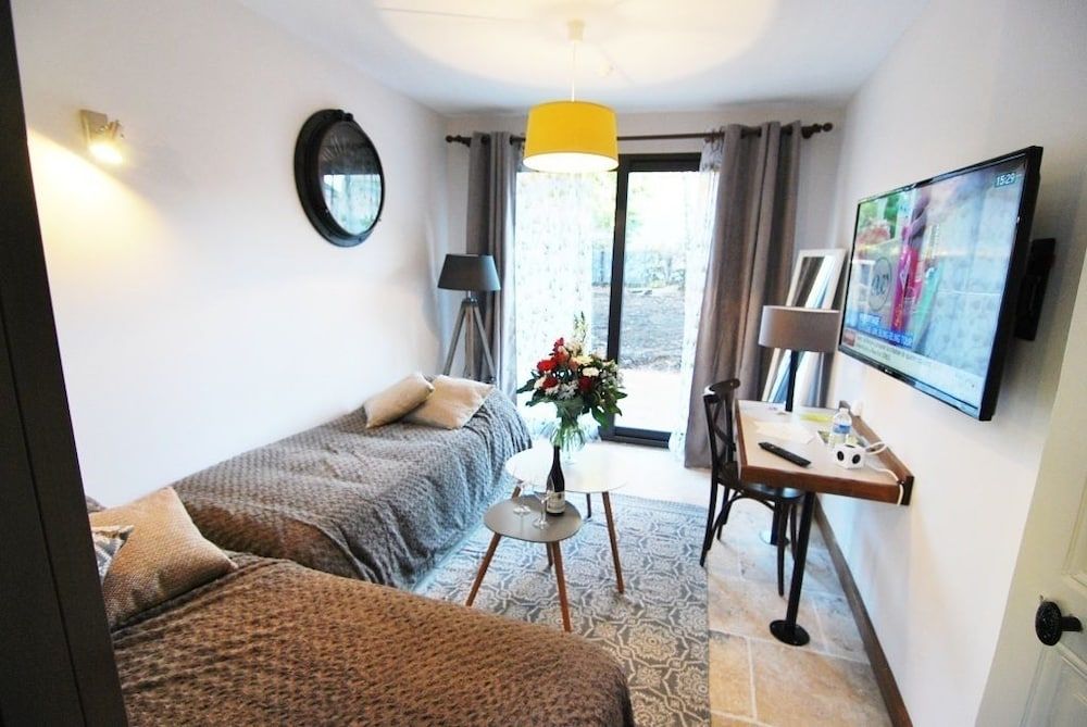 Appartements Pied à Terre, haut standing avec cuisine équipée et terrasse / Groupe HRM Comfort Apartment, Multiple Beds, Kitchenette, Garden View 6