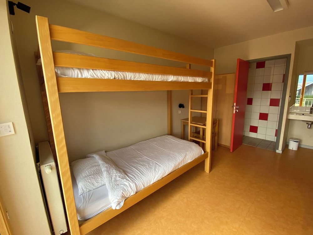 Auberge de Jeunesse HI Pontarlier Quadruple Room with Ensuite Shower - Shared Toilets 4