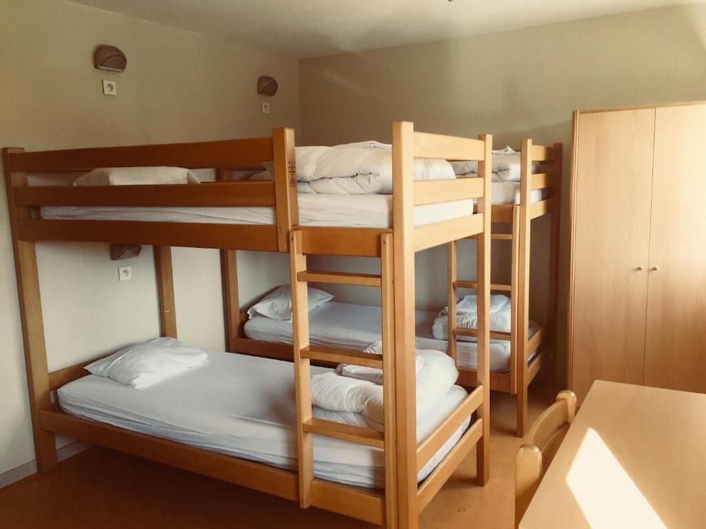 Auberge de Jeunesse HI Pontarlier Quadruple Room with Ensuite Shower - Shared Toilets 3