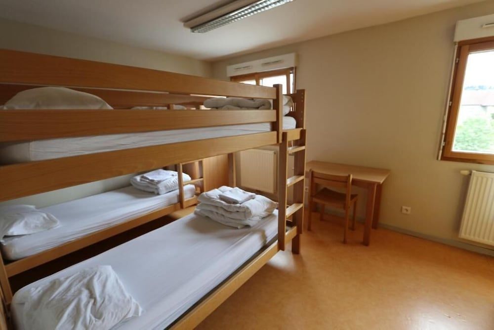 Auberge de Jeunesse HI Pontarlier Quadruple Room with Ensuite Shower - Shared Toilets 2