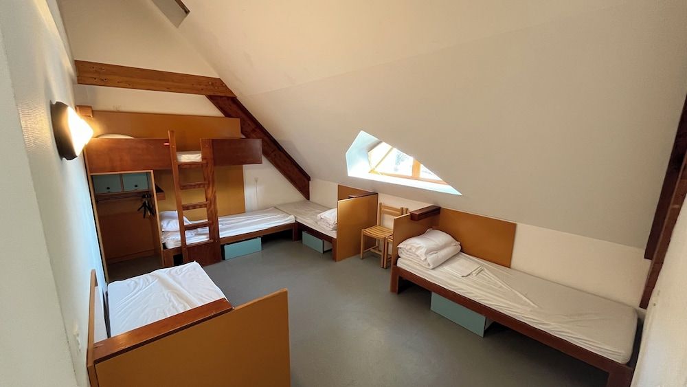 Room for 8 People with Ensuite Shower - Shared Toilets - Sea View