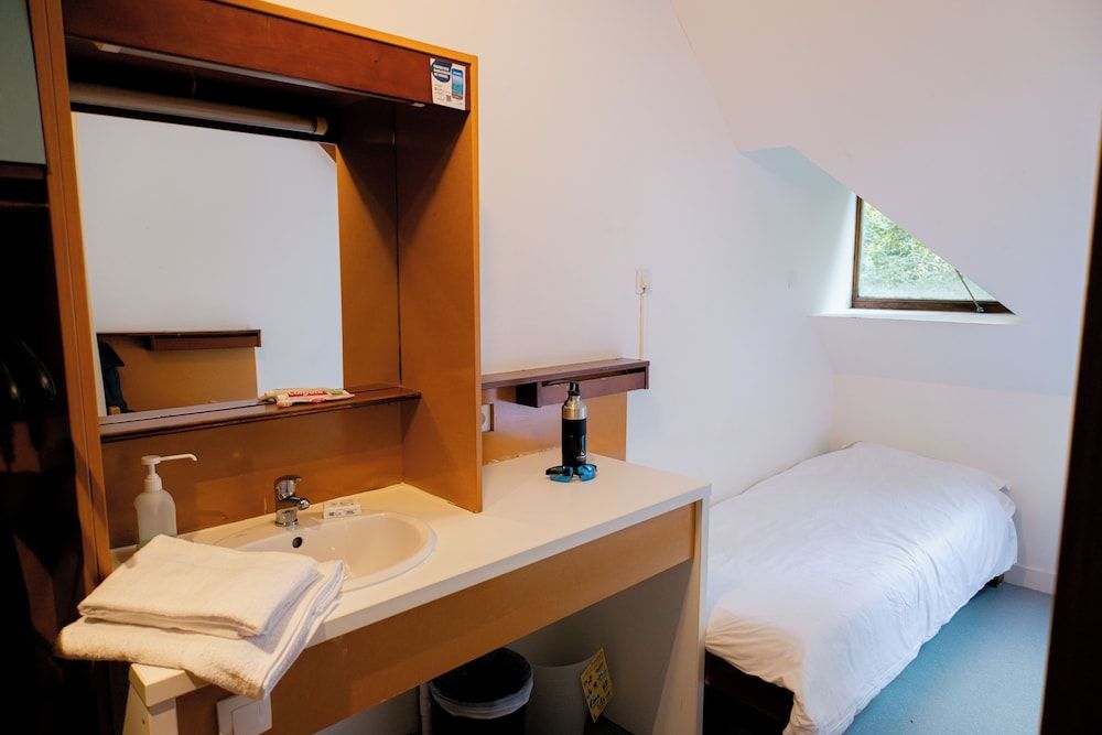 Twin Room with Ensuite Shower - Shared Toilets