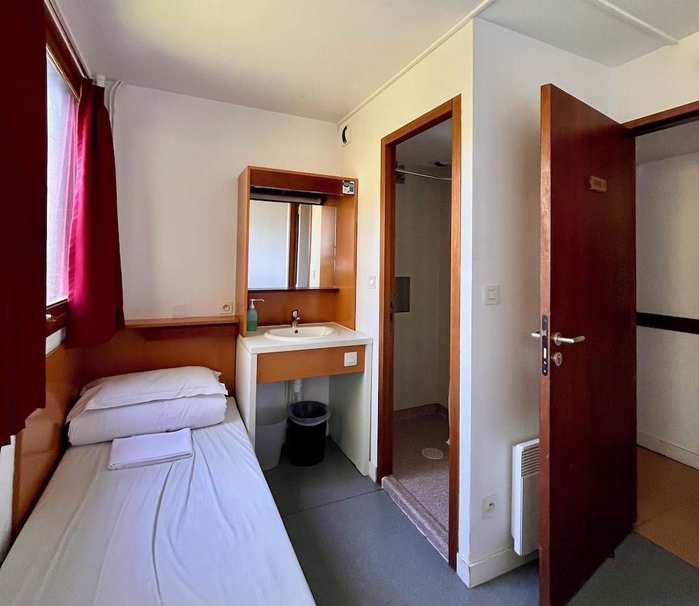 Single Room with Ensuite Shower - Shared Toilets