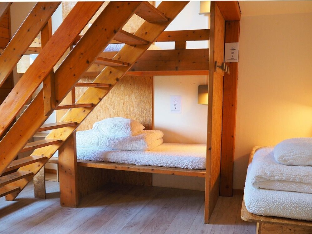 Shared Dormitory, Women only