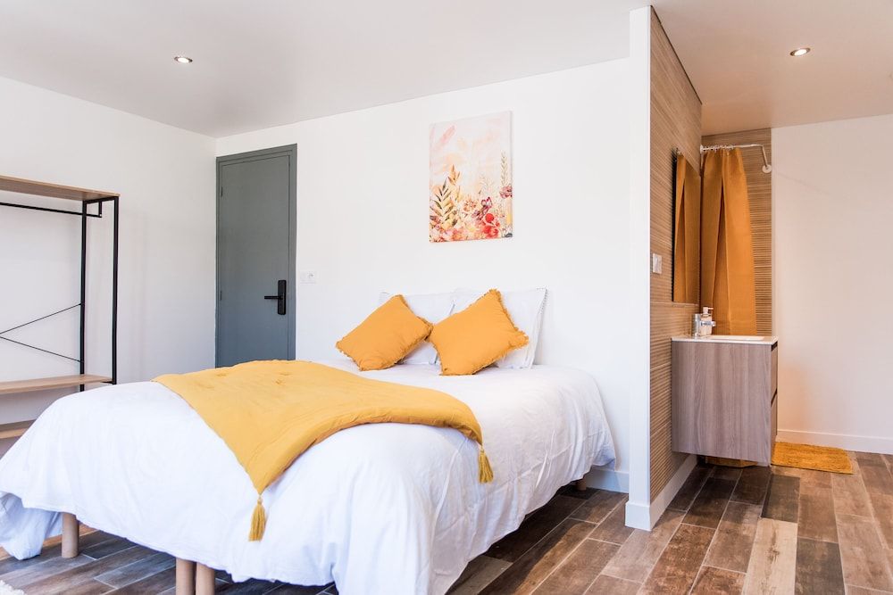 Chambre Jaune (Salle de bain privée et toilette partagée)