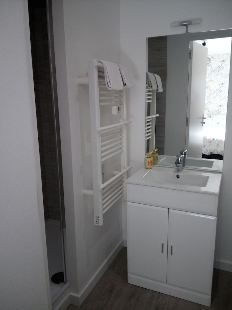 R & C - Room and Calm Basic Apartment, 1 Queen Bed with Sofa bed 2