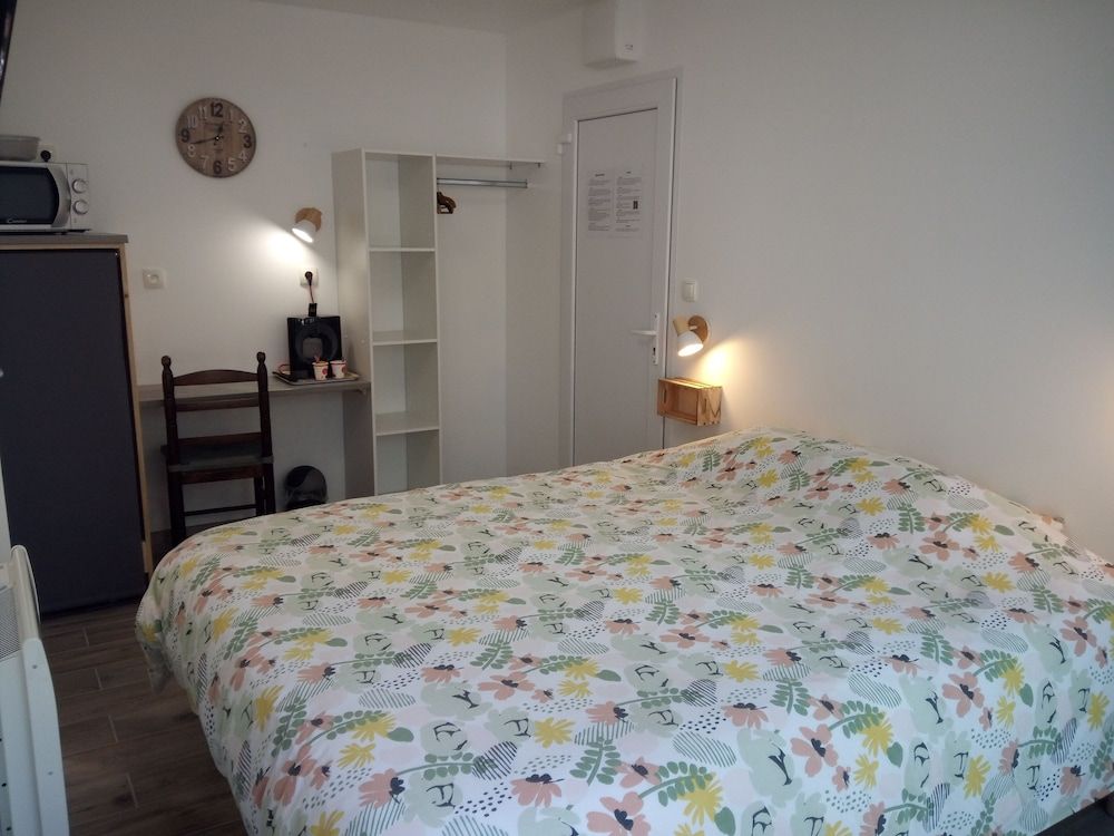 R & C - Room and Calm Basic Room, 1 Queen Bed 4