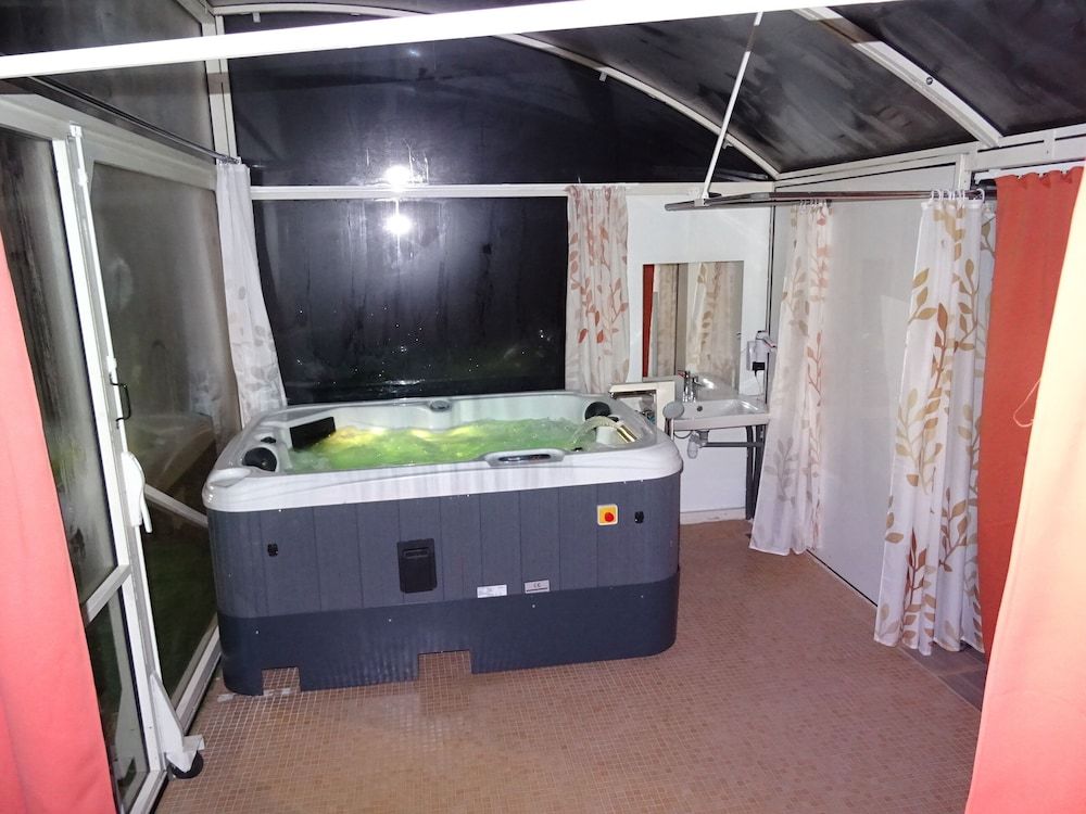 Exclusive Triple Room, Ensuite (La bulle sous les pins)