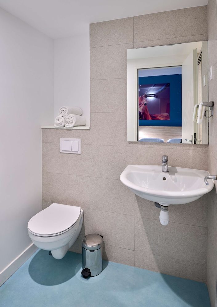 Kyriad Direct Narbonne Sud Standard Room, 2 Twin Beds 10