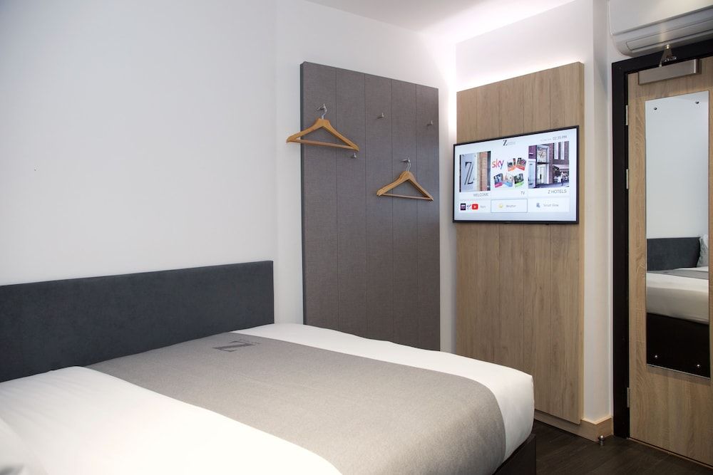 The Z Hotel Bath Double Room, No Windows 2