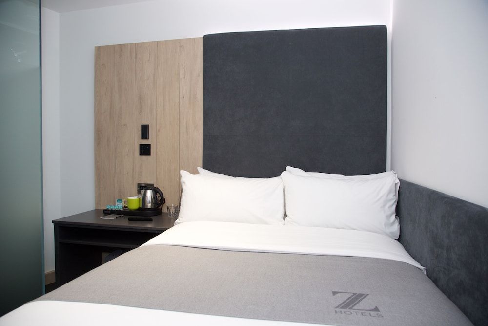 The Z Hotel Bath Double Room, No Windows 3