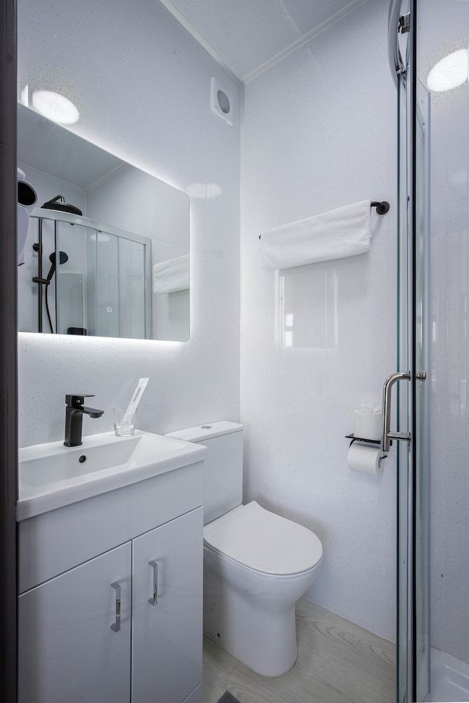 Empire Inn Deluxe Triple Room 8