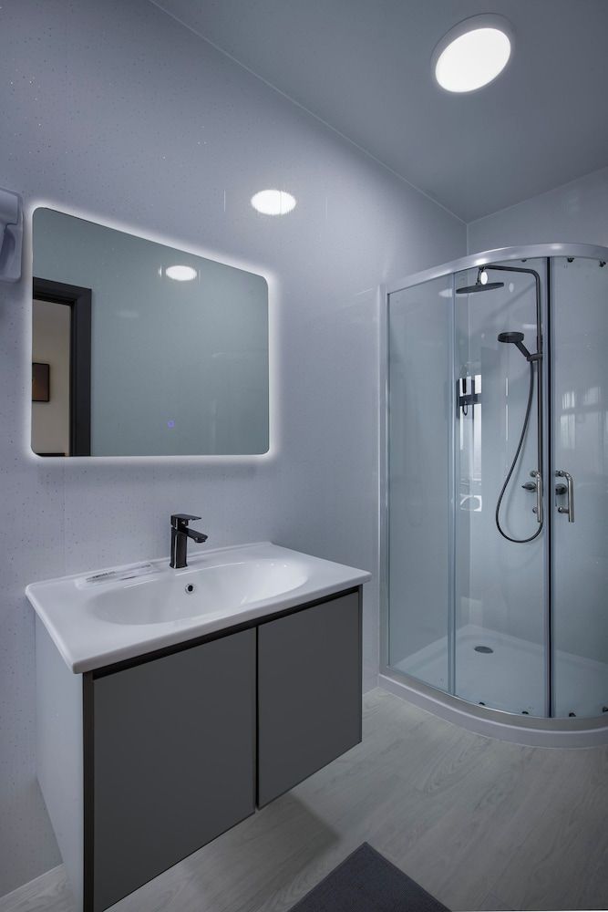 Empire Inn Deluxe Triple Room 6