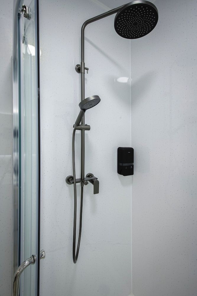 Empire Inn Deluxe Triple Room 5