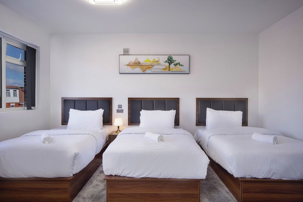 Empire Inn Deluxe Triple Room 2