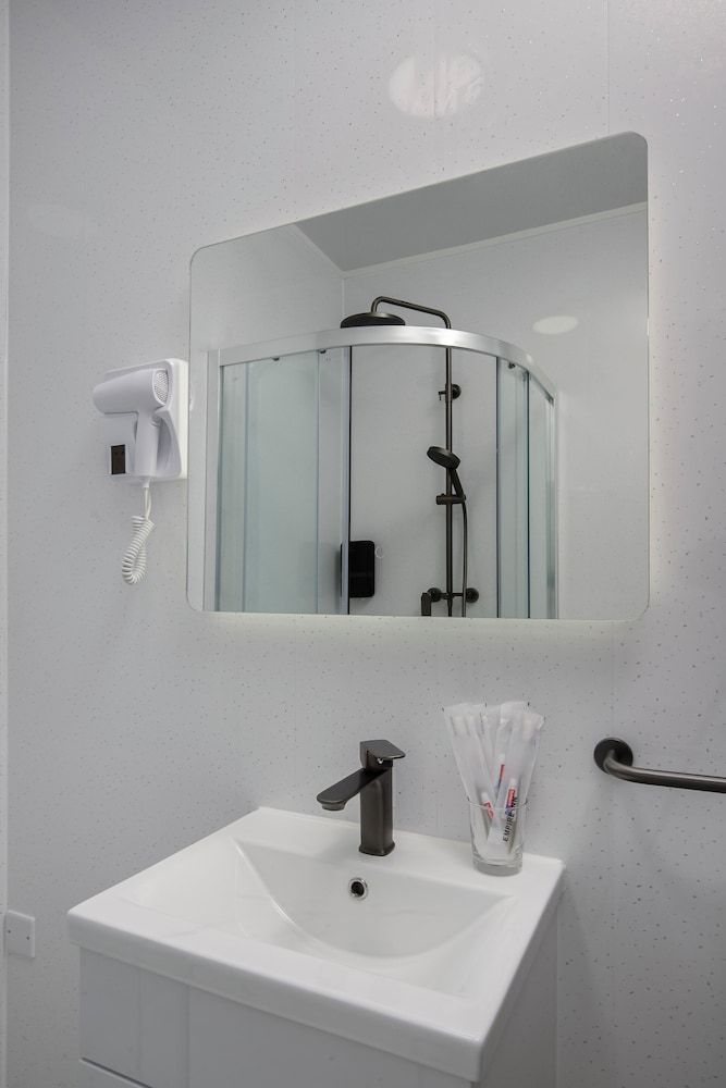 Empire Inn Deluxe Triple Room 7