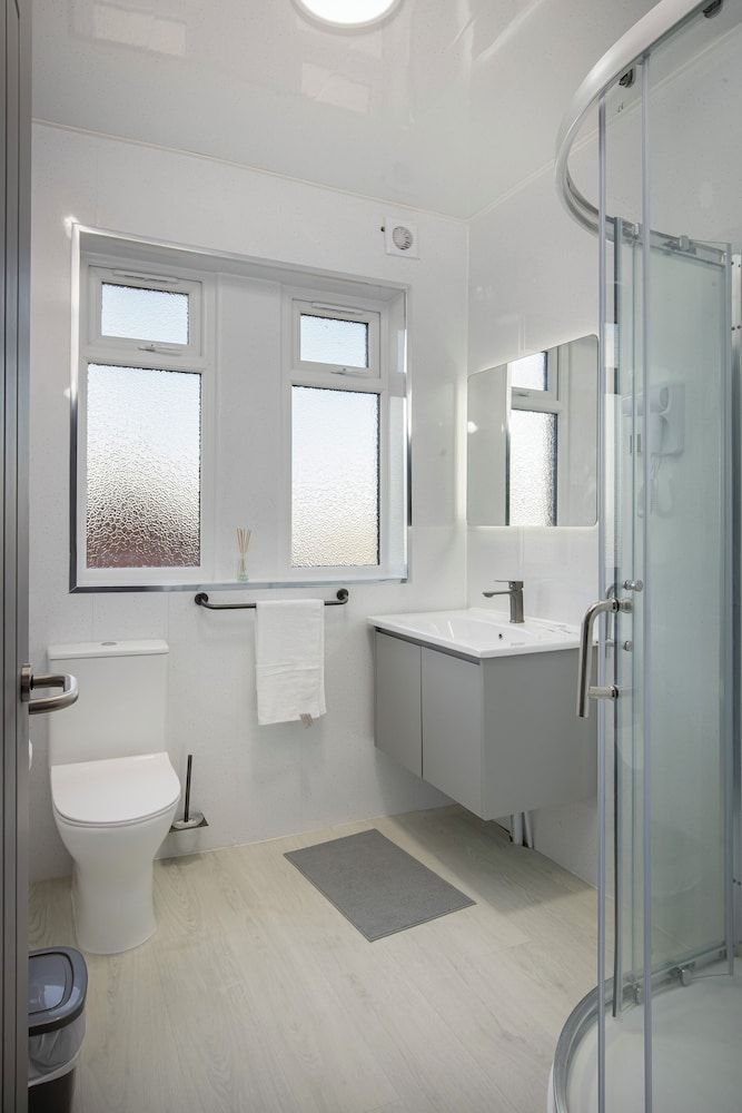 Empire Inn Deluxe Triple Room 4