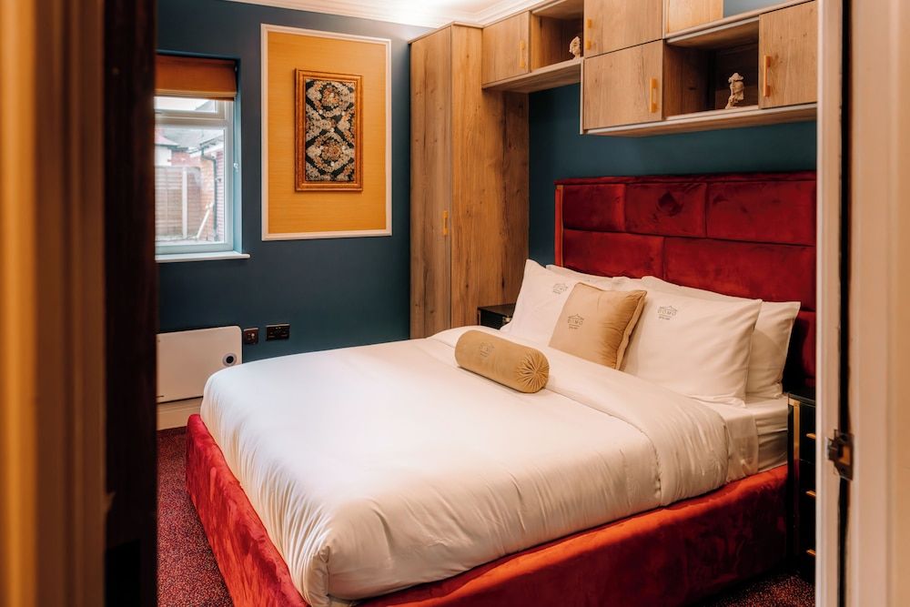 Suite, 1 Bedroom, Bathtub, Courtyard View