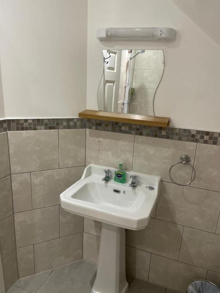 Bodalwyn Guest House Superior Triple Room, Private Bathroom, Partial Sea View 8