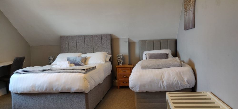 Bodalwyn Guest House Superior Triple Room, Private Bathroom, Partial Sea View 2