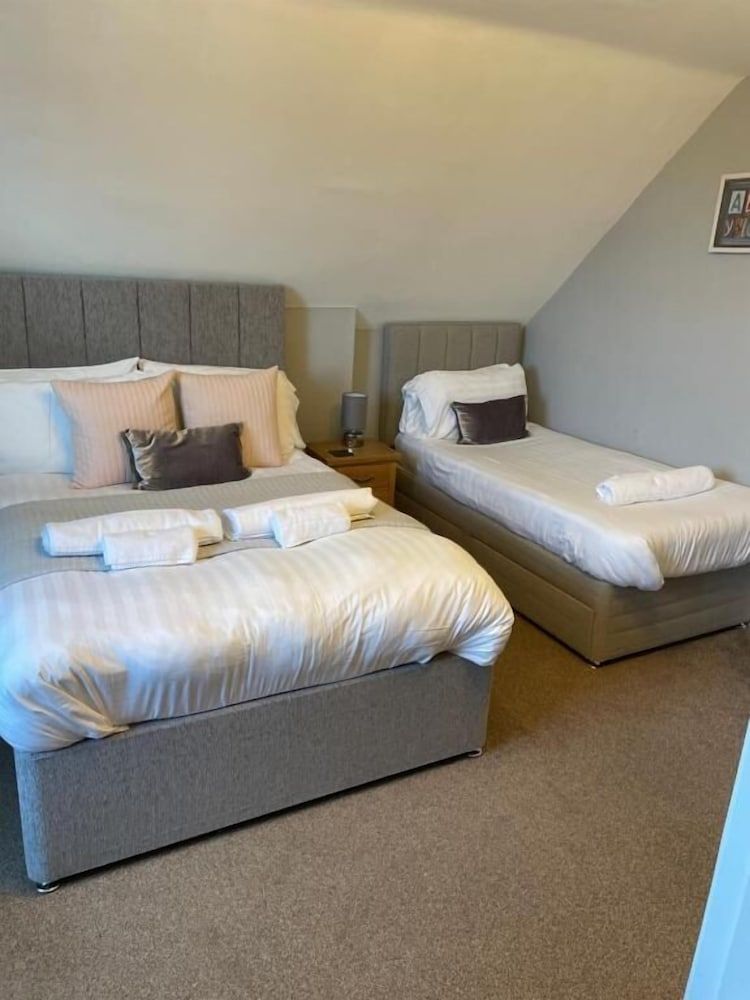 Bodalwyn Guest House Superior Triple Room, Private Bathroom, Partial Sea View 5