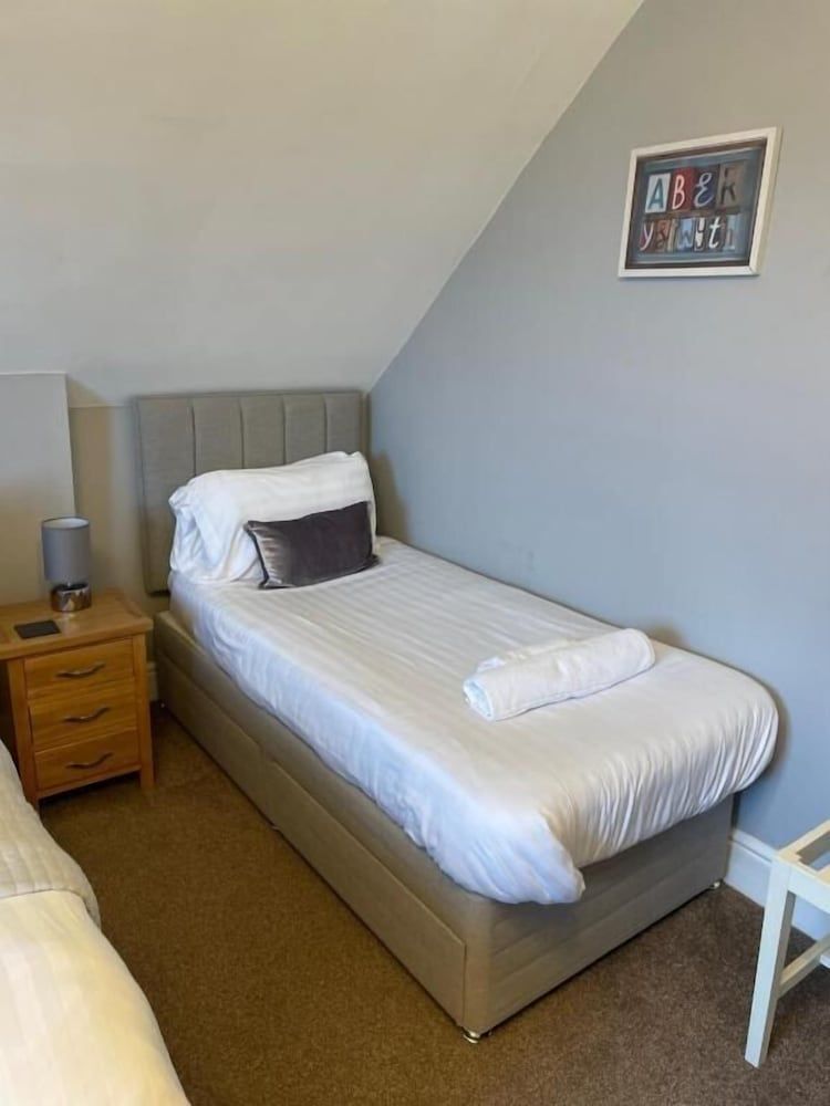 Bodalwyn Guest House Superior Triple Room, Private Bathroom, Partial Sea View 6