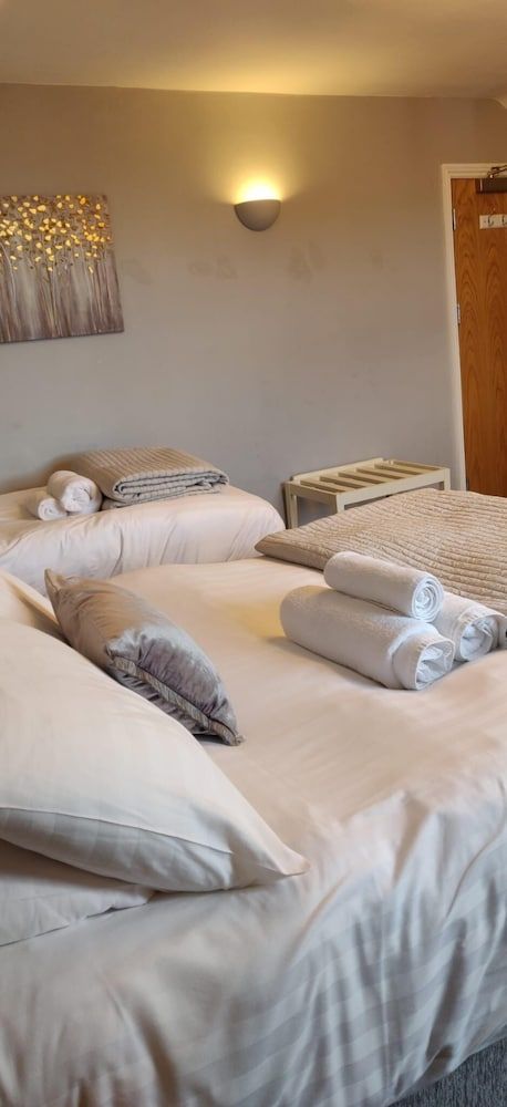 Bodalwyn Guest House Superior Triple Room, Private Bathroom, Partial Sea View 3