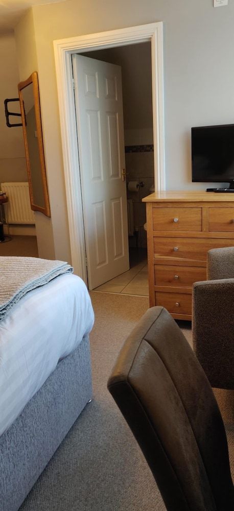 Bodalwyn Guest House Superior Triple Room, Private Bathroom, Partial Sea View 10