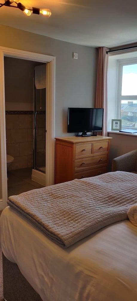 Bodalwyn Guest House Superior Triple Room, Private Bathroom, Partial Sea View 12