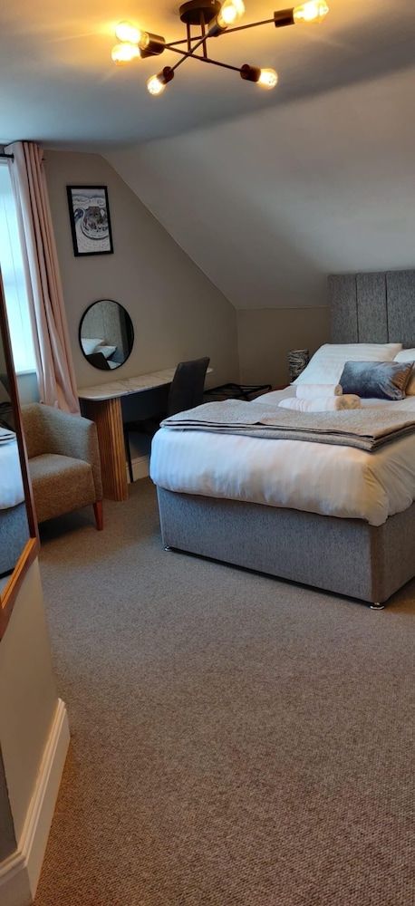 Bodalwyn Guest House Superior Triple Room, Private Bathroom, Partial Sea View 4