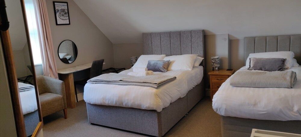 Bodalwyn Guest House Superior Triple Room, Private Bathroom, Partial Sea View