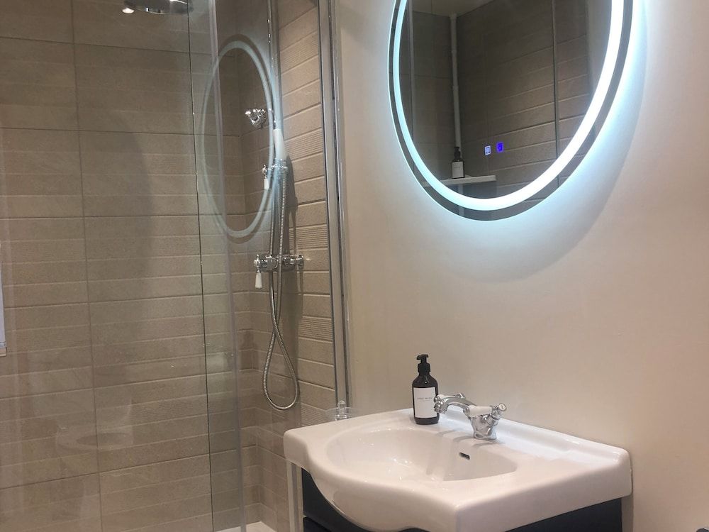 Helmsman Guesthouse Deluxe Double Room, Sea View 3