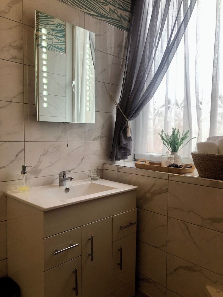 Helmsman Guesthouse Classic Double Room, Mountain View 6