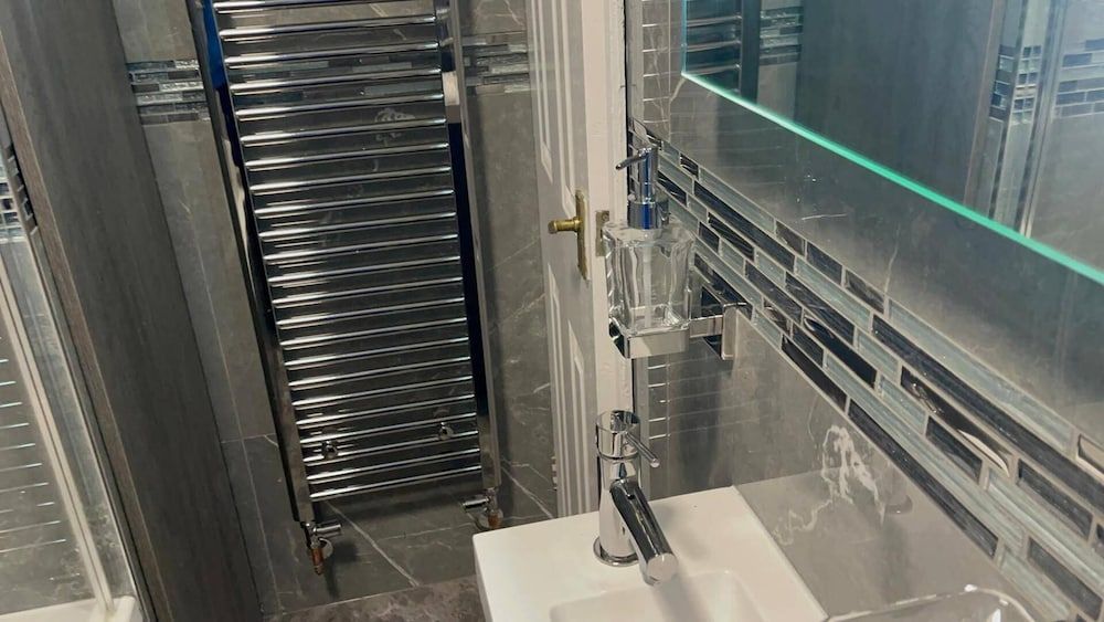 Housesleeps9-fireplace-garden-bbq-tv House 7