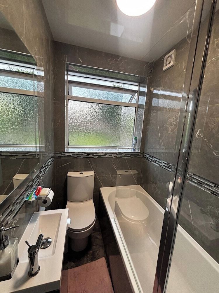 Housesleeps9-fireplace-garden-bbq-tv House 9